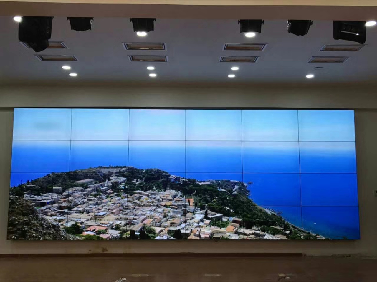 當(dāng)你遇到需要移動液晶拼接屏幕時，你必須移動來做到這一點